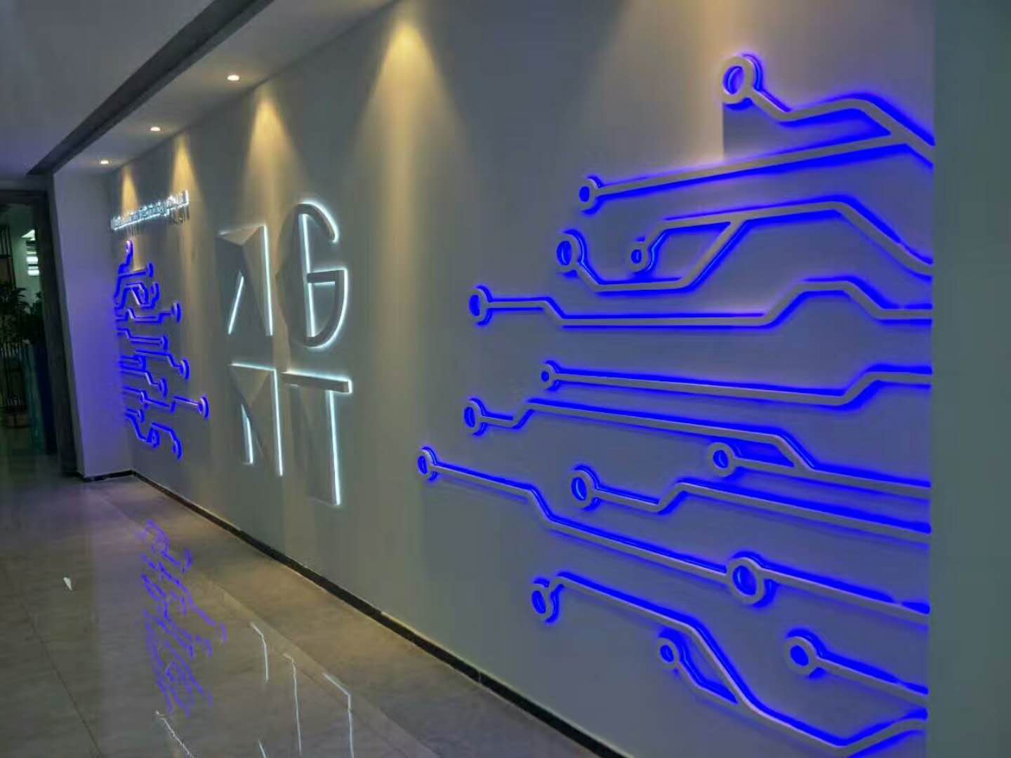 金登峰案例,帥氣的線條發(fā)光字線